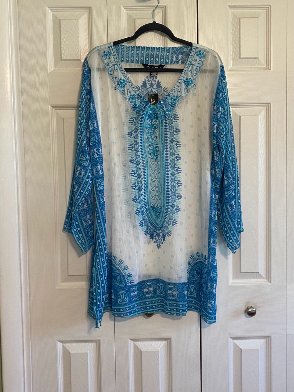 🍀NWT! Double Decker White and Blue Embroidered Print Tunic